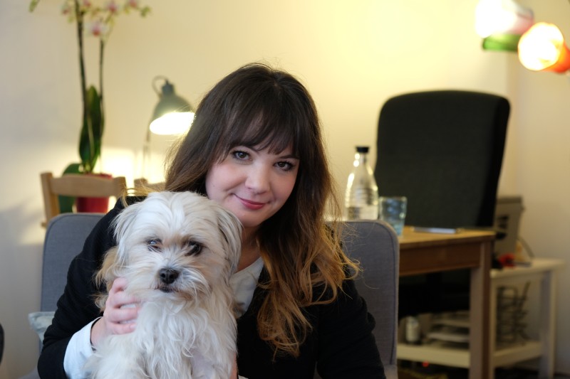 Anna an der Brügge und Therapiehund Barney